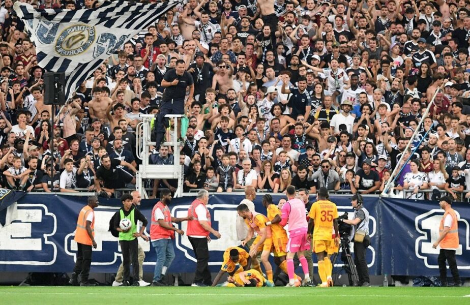 Momente dramatice la partida dintre Bordeaux şi Rodez! Un fan a lovit un jucător, iar meciul a fost suspendat