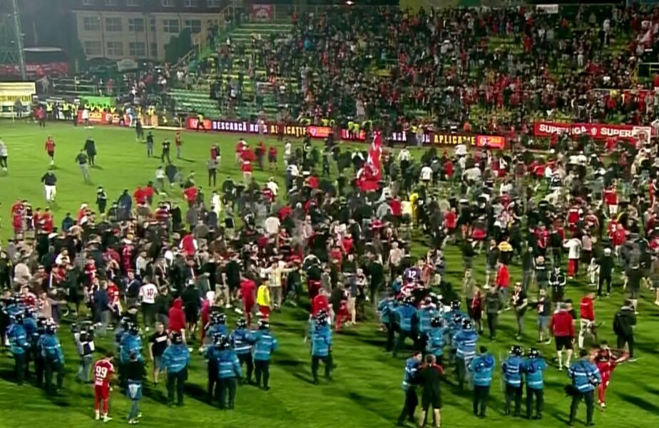 Fanii lui Dinamo au invadat terenul, după ce echipa a promovat