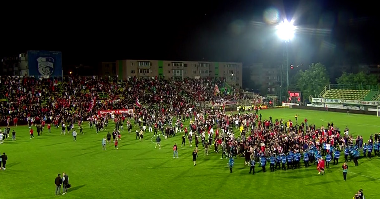 Fanii lui Dinamo au invadat terenul, după returul cu FC Argeş