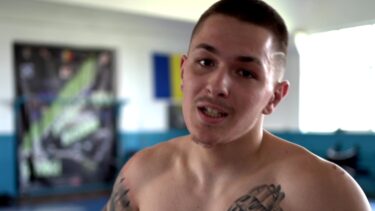 Eduard Bobescu, luptătorul frizer din Piteşti, se oferă să-l tundă gratis pe următorul rival