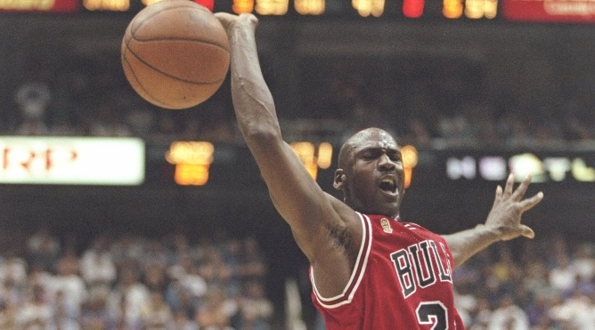 O pereche de ghete purtată de Michael Jordan, vândută pentru 1.38 milioane de dolari