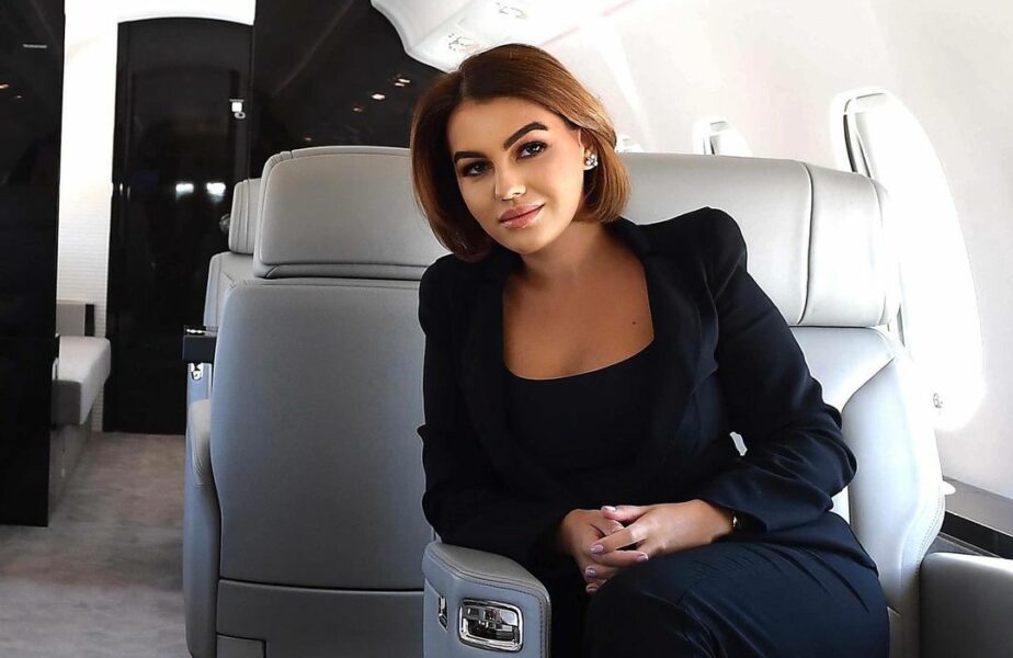 Cum putea să facă bani românca de 32 de ani, înainte să se căsătorească cu un miliardar mai mare cu 46 de ani decât ea