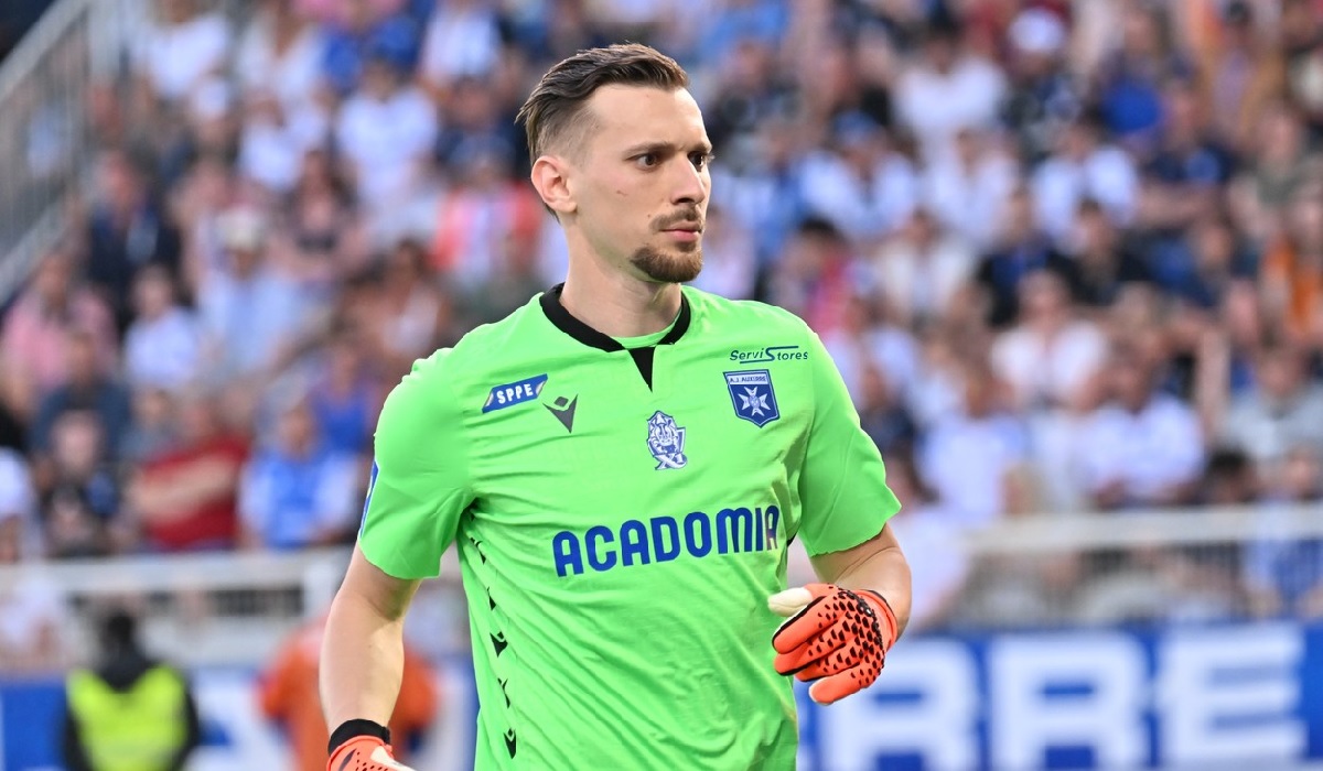Ionuţ Radu poate ajunge în Premier League
