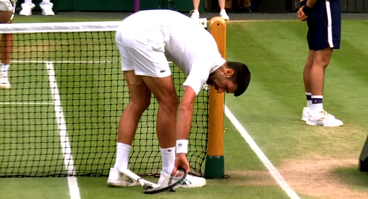 Wimbledon 2023 | Novak Djokovic, un car de nervi în finala cu Carlos Alcaraz. Sârbul a rupt o rachetă în setul decisiv