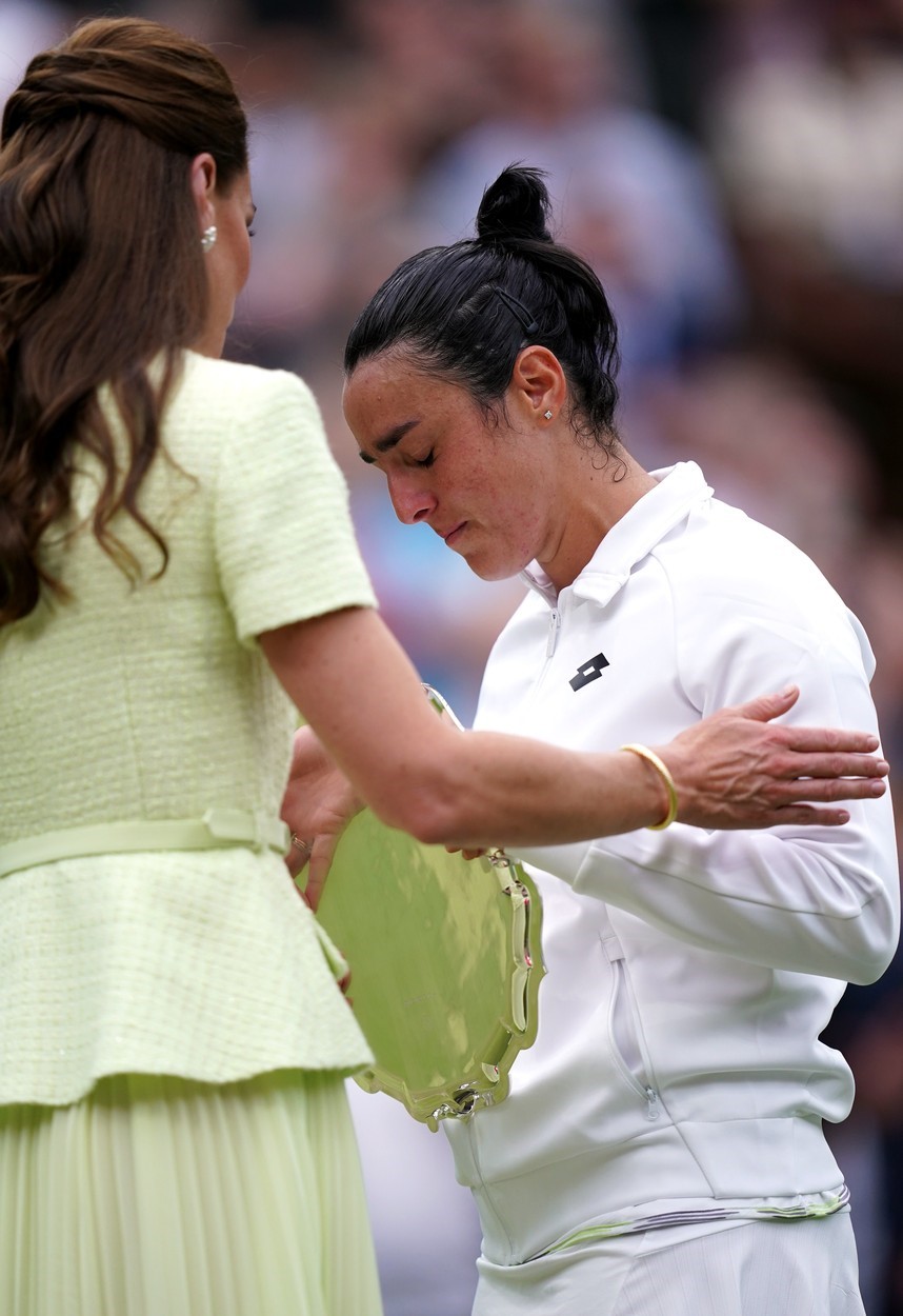 Ons Jabeur, în lacrimi după finala de la Wimbledon 2023 cu Marketa Vondrousova 
