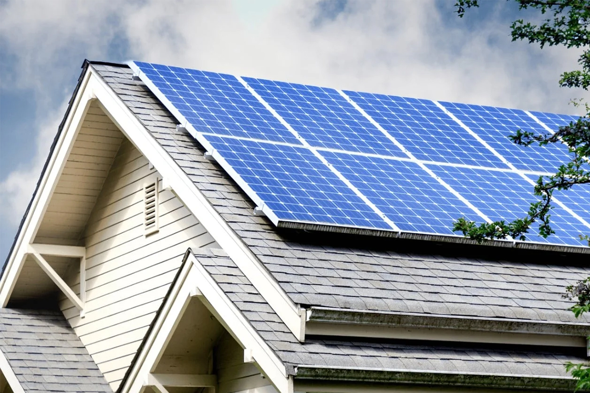 (P) Economii și sustenabilitate: beneficiile adoptării tehnologiei fotovoltaice pentru rezidenți și industrie