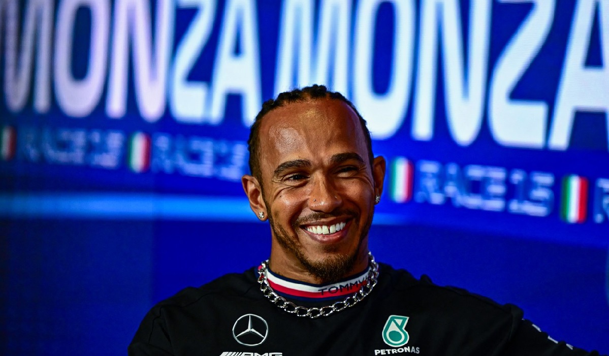 Lewis Hamilton a semnat prelungirea contractului cu Mercedes