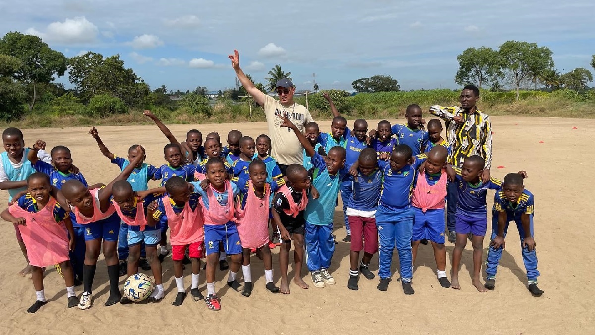 Silviu Miron, românul care s-a dus în Tanzania pentru a învăţa copiii să joace fotbal: „Îşi împărţeau o pereche de adidaşi”