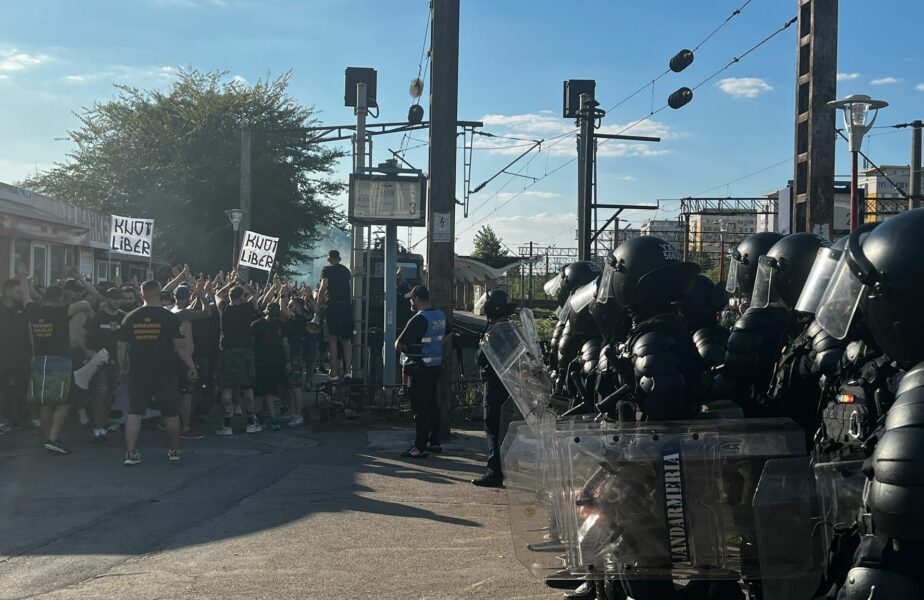 Imagini cu fanii Petrolului în Gara Basarab! Înconjuraţi de jandarmi, au scandat injurii la adresa rivalilor din Giuleşti