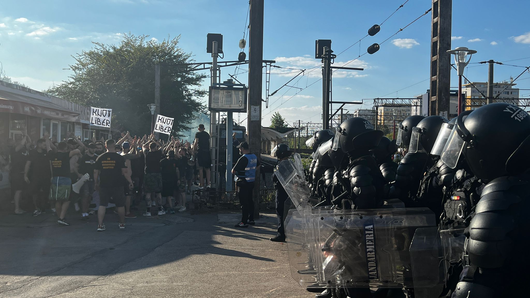 Imagini cu fanii Petrolului în Gara Basarab! Înconjuraţi de jandarmi, au scandat injurii la adresa rivalilor din Giuleşti