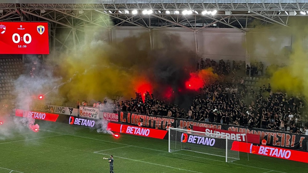 Fanii Petrolului au aruncat cu torţe în timpul meciului cu Dinamo/ AntenaSport