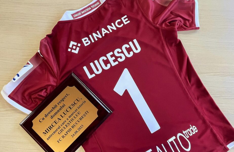 Rapid i-a dăruit un tricou special lui Mircea Lucescu: „Bine ai revenit acasă!”
