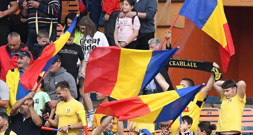 Imagini fabuloase la Sibiu! Jucătorii de la FCSB au făcut o baie de  mulţime după remiza cu Hermannstadt - Antena Sport