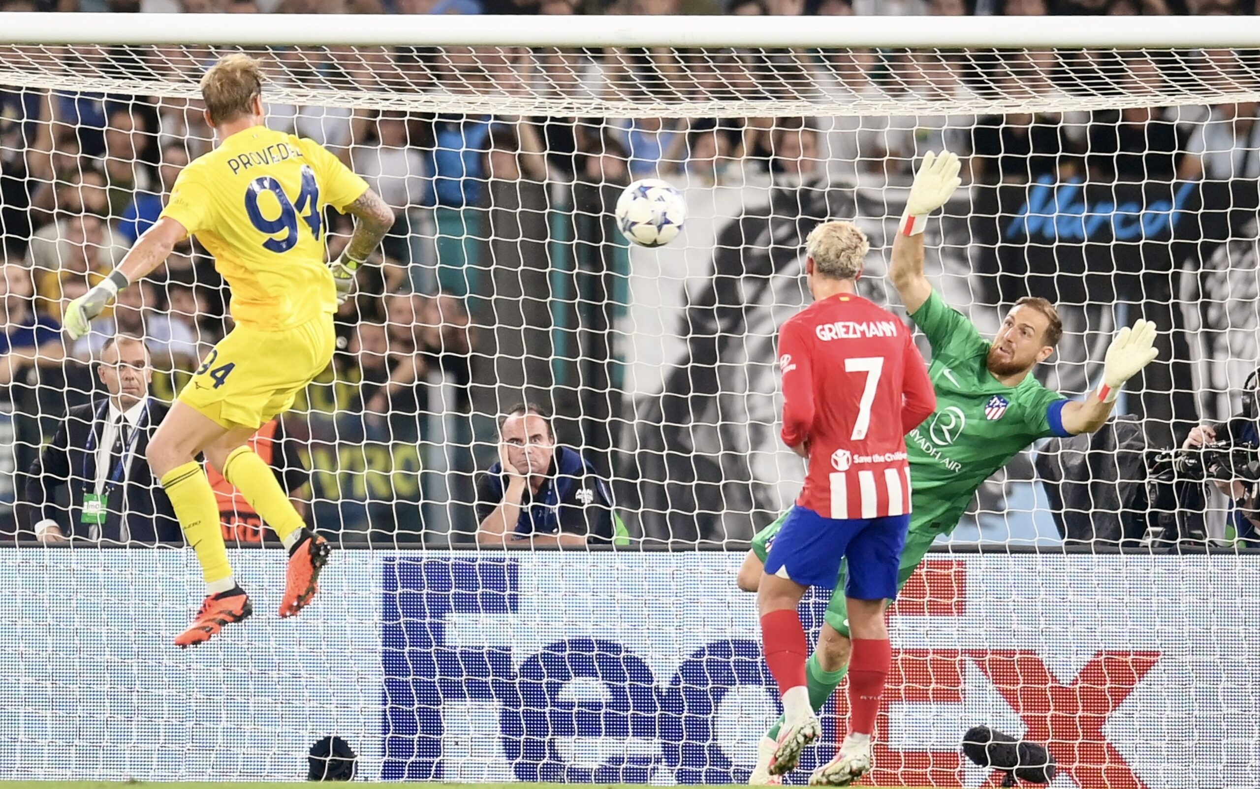 Reacția portarului Ivan Provedel după golul marcat în prelungirile partidei Lazio - Atletico Madrid 1-1