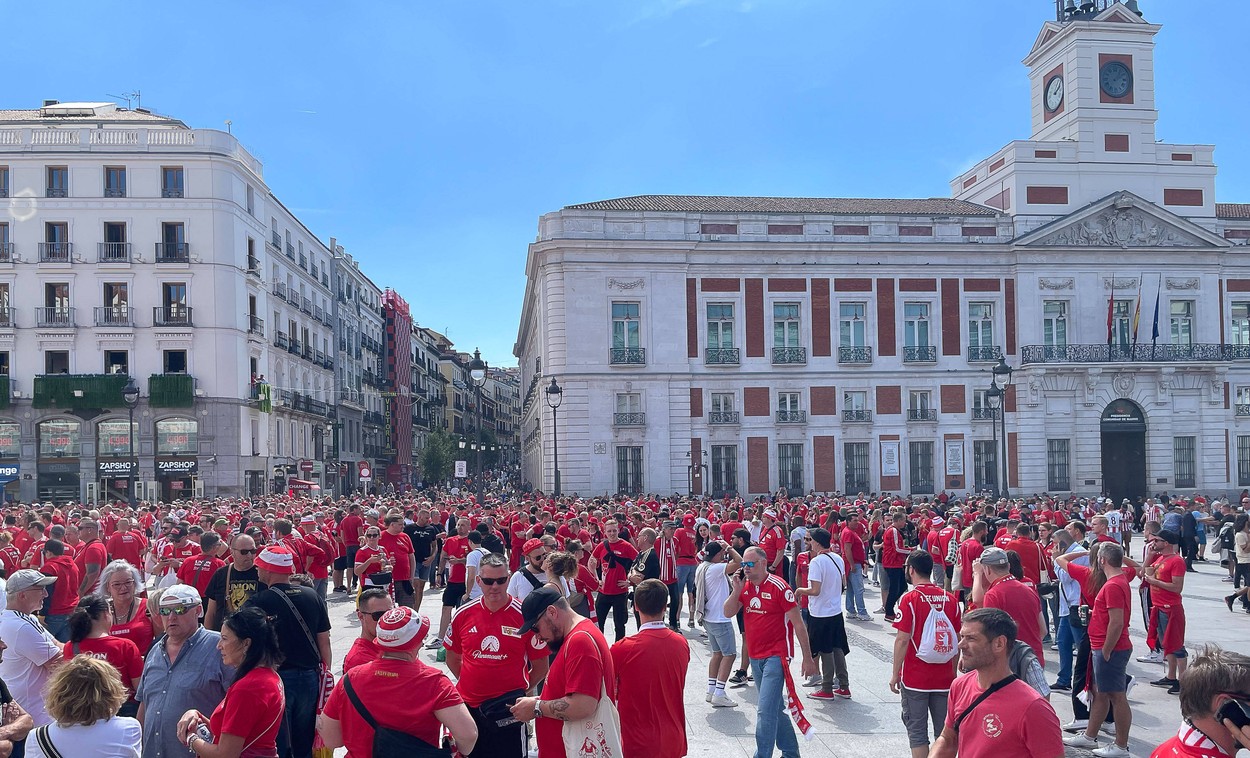 RECORD DATE NOT STATED Union-Fans auf dem Platz Puerta del Sol, Real Madrid vs.Union Berlin, Fussball, Champions League, Gruppenphase, 1. Runde, 20.09.2923, Real Madrid vs.Union Berlin, Fussball, Champions League, Gruppenphase, 1. Runde, 20.09.2923, Madrid *** Union fans at the square Puerta del Sol, Real Madrid vs Union Berlin, football, Champions League, group stage, 1 round, 20 09 2923, Real Madrid vs Union Berlin, football, Champions League, group stage, 1 round, 20 09 2923, Madrid Copyright: xJoergxNiebergall/Eibner-Pressefox EP_JNL,Image: 806861642, License: Rights-managed, Restrictions: Credit images as 
