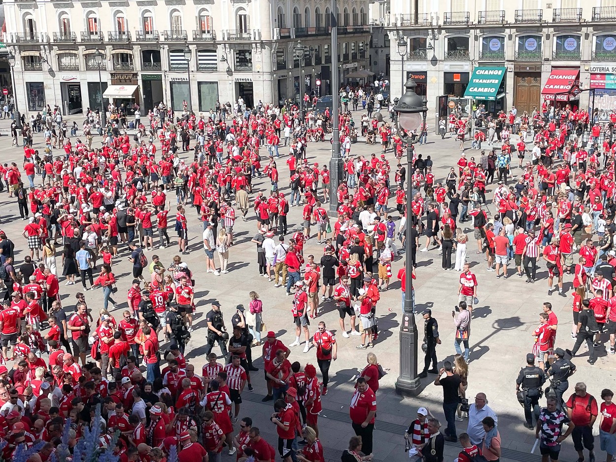 RECORD DATE NOT STATED Union-Fans auf dem Platz Puerta del Sol, Real Madrid vs.Union Berlin, Fussball, Champions League, Gruppenphase, 1. Runde, 20.09.2923, Real Madrid vs.Union Berlin, Fussball, Champions League, Gruppenphase, 1. Runde, 20.09.2923, Madrid *** Union fans at the square Puerta del Sol, Real Madrid vs Union Berlin, football, Champions League, group stage, 1 round, 20 09 2923, Real Madrid vs Union Berlin, football, Champions League, group stage, 1 round, 20 09 2923, Madrid Copyright: xJoergxNiebergall/Eibner-Pressefox EP_JNL,Image: 806861657, License: Rights-managed, Restrictions: Credit images as 