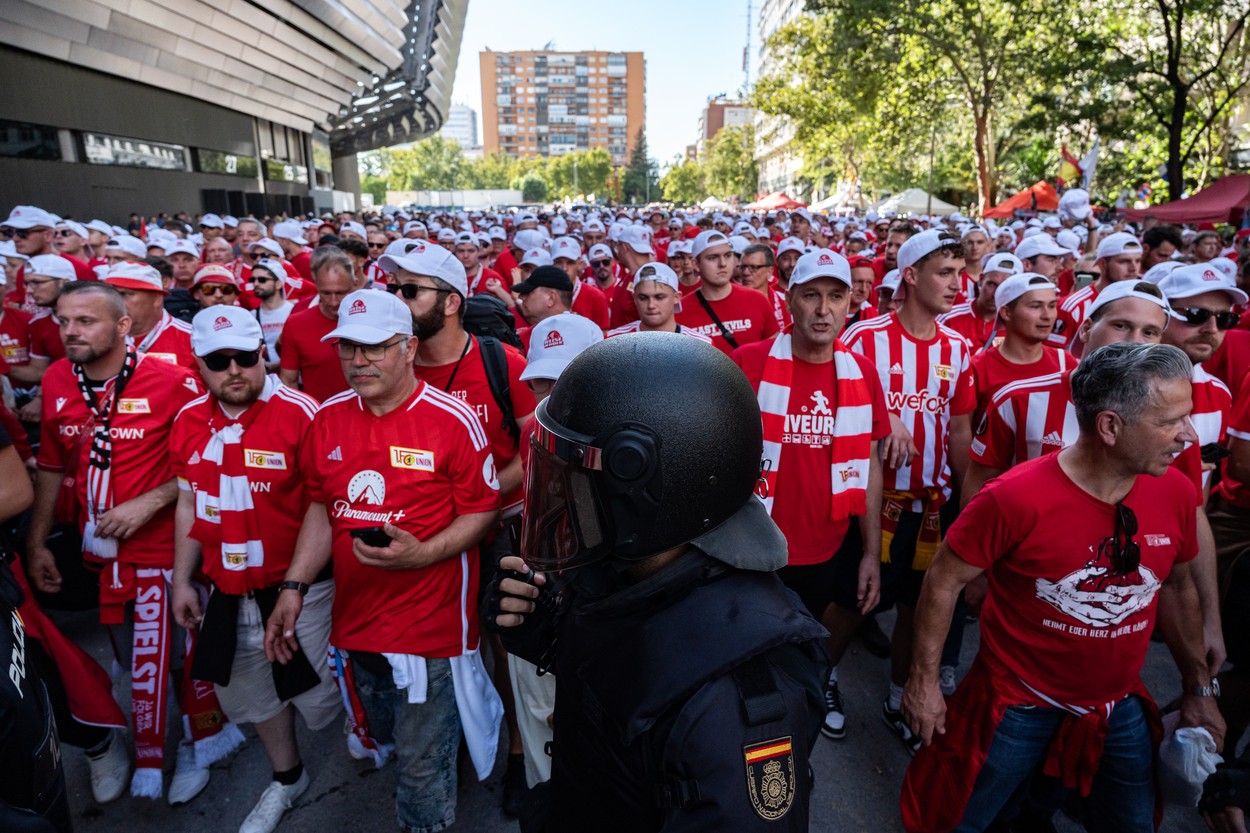 A police officer in front of dozens of FC Union Berlin fans on Paseo de la Castellana on September 20, 2023 in Madrid, Spain. Around 4,400 German fans are expected to arrive in the capital for the Champions League match between Real Madrid and Union Berlin, which will take place today at 6:45 pm. The Government Delegation has deployed an operation in which about 1,700 agents of the National Police, the Municipal Police, SAMUR-Civil Protection, Firefighters, members of the Red Cross and security guards of the Madrid soccer club will participate to ensure security during the match.
SEPTEMBER 20;2023

09/20/2023,Image: 806864731, License: Rights-managed, Restrictions: , Model Release: no