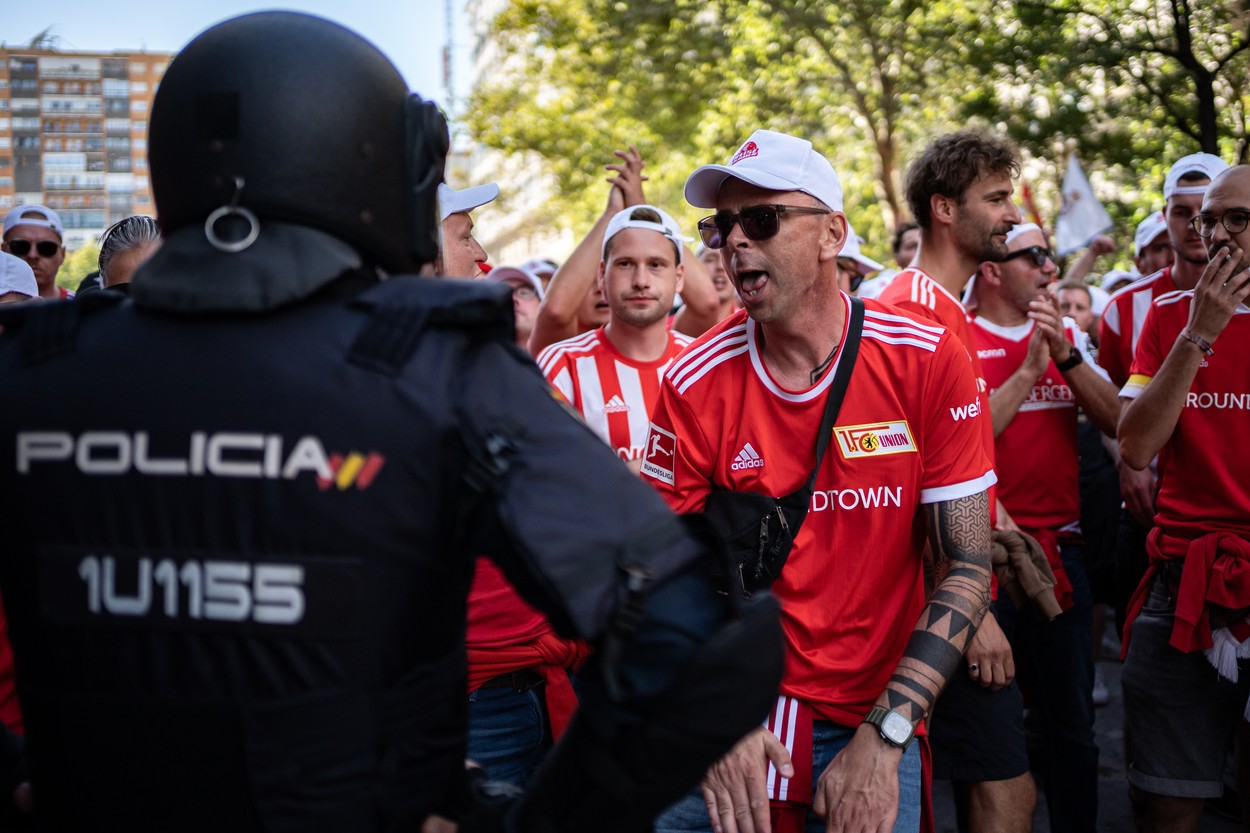 A police officer in front of dozens of FC Union Berlin fans on Paseo de la Castellana on September 20, 2023 in Madrid, Spain. Around 4,400 German fans are expected to arrive in the capital for the Champions League match between Real Madrid and Union Berlin, which will take place today at 6:45 pm. The Government Delegation has deployed an operation in which about 1,700 agents of the National Police, the Municipal Police, SAMUR-Civil Protection, Firefighters, members of the Red Cross and security guards of the Madrid soccer club will participate to ensure security during the match.
SEPTEMBER 20;2023

09/20/2023,Image: 806864765, License: Rights-managed, Restrictions: , Model Release: no