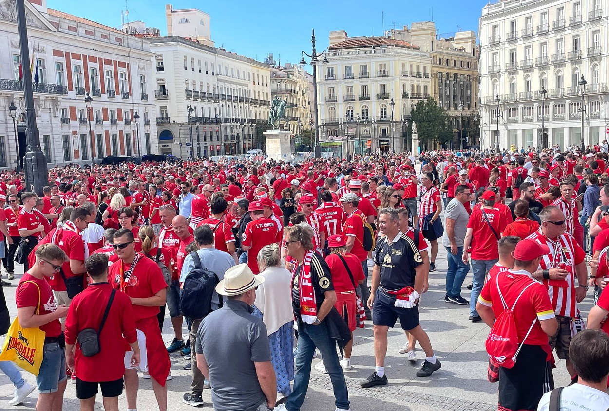 RECORD DATE NOT STATED Union-Fans auf dem Platz Puerta del Sol, Real Madrid vs.Union Berlin, Fussball, Champions League, Gruppenphase, 1. Runde, 20.09.2923, Real Madrid vs.Union Berlin, Fussball, Champions League, Gruppenphase, 1. Runde, 20.09.2923, Madrid *** Union fans at the square Puerta del Sol, Real Madrid vs Union Berlin, football, Champions League, group stage, 1 round, 20 09 2923, Real Madrid vs Union Berlin, football, Champions League, group stage, 1 round, 20 09 2923, Madrid Copyright: xJoergxNiebergall/Eibner-Pressefox EP_JNL,Image: 806865604, License: Rights-managed, Restrictions: Credit images as 