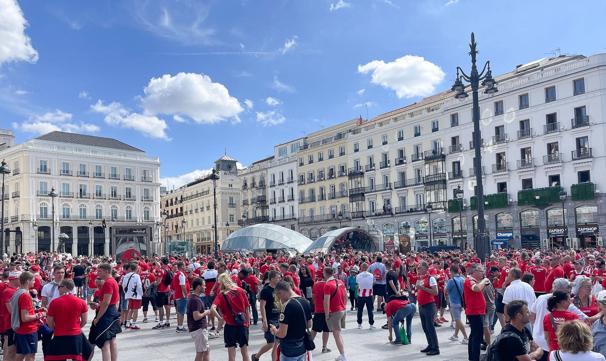RECORD DATE NOT STATED Union-Fans auf dem Platz Puerta del Sol, Real Madrid vs.Union Berlin, Fussball, Champions League, Gruppenphase, 1. Runde, 20.09.2923, Real Madrid vs.Union Berlin, Fussball, Champions League, Gruppenphase, 1. Runde, 20.09.2923, Madrid *** Union fans at the square Puerta del Sol, Real Madrid vs Union Berlin, football, Champions League, group stage, 1 round, 20 09 2923, Real Madrid vs Union Berlin, football, Champions League, group stage, 1 round, 20 09 2923, Madrid Copyright: xJoergxNiebergall/Eibner-Pressefox EP_JNL,Image: 806865607, License: Rights-managed, Restrictions: Credit images as 