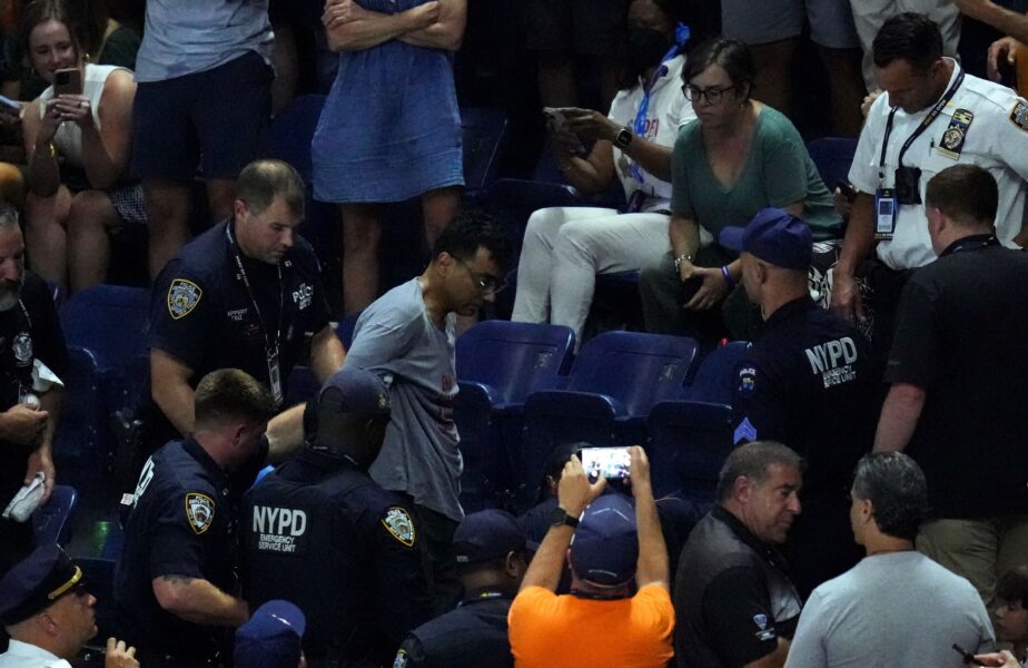 Scene șocante la US Open 2023. Un spectator, scos încătușat din tribune, după ce și-a lipit tălpile de scările arenei