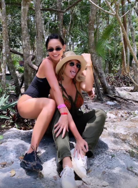 Florentina Raiciu şi prietena ei, atingeri îndrăzneţe / Instagram