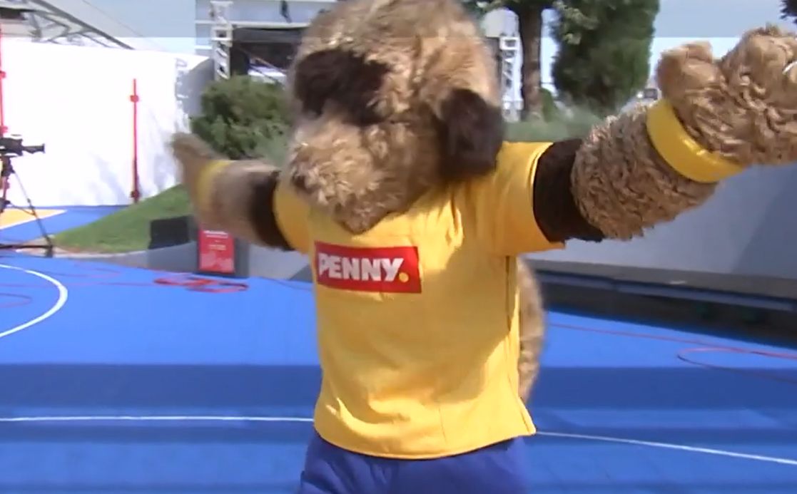 Mascota Ronny i-a îndemnat pe fanii naţionalei să se îmbrace în galben la meciurile cu Israel şi Kosovo