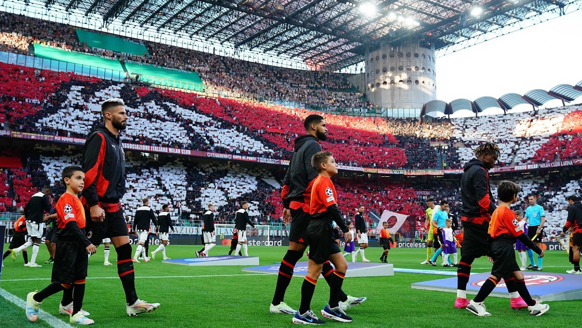 Scenografie spectaculoasă afişată de fanii lui AC Milan în meciul cu Newcastle