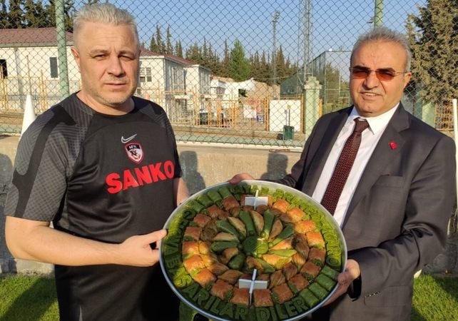 Marius Şumudică a primit un cadou inedit la Gaziantep