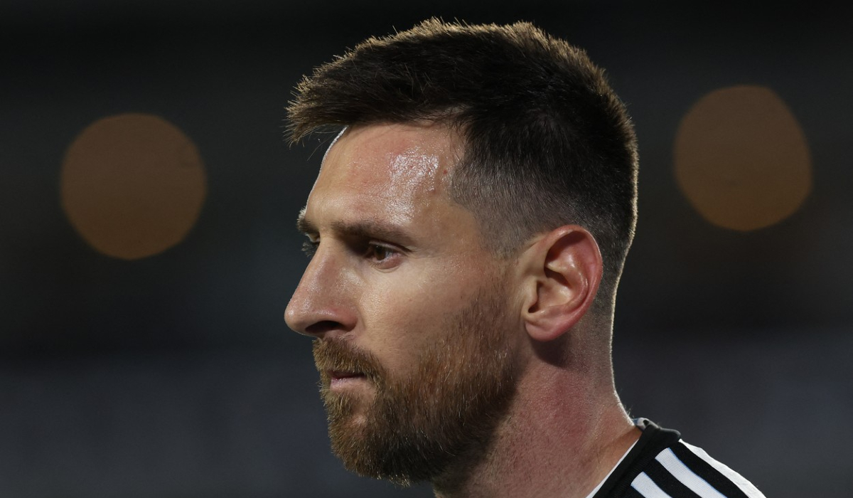 Lionel Messi a fost scuipat de un adversar