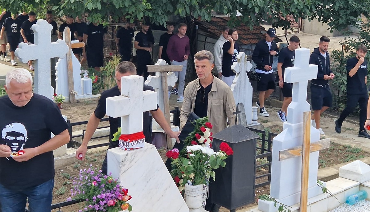 Imagini emoţionante la mormântul lui Cătălin Hîldan! Dinamoviştii l-au comemorat pe „Unicul Căpitan”, la 23 de ani de la deces