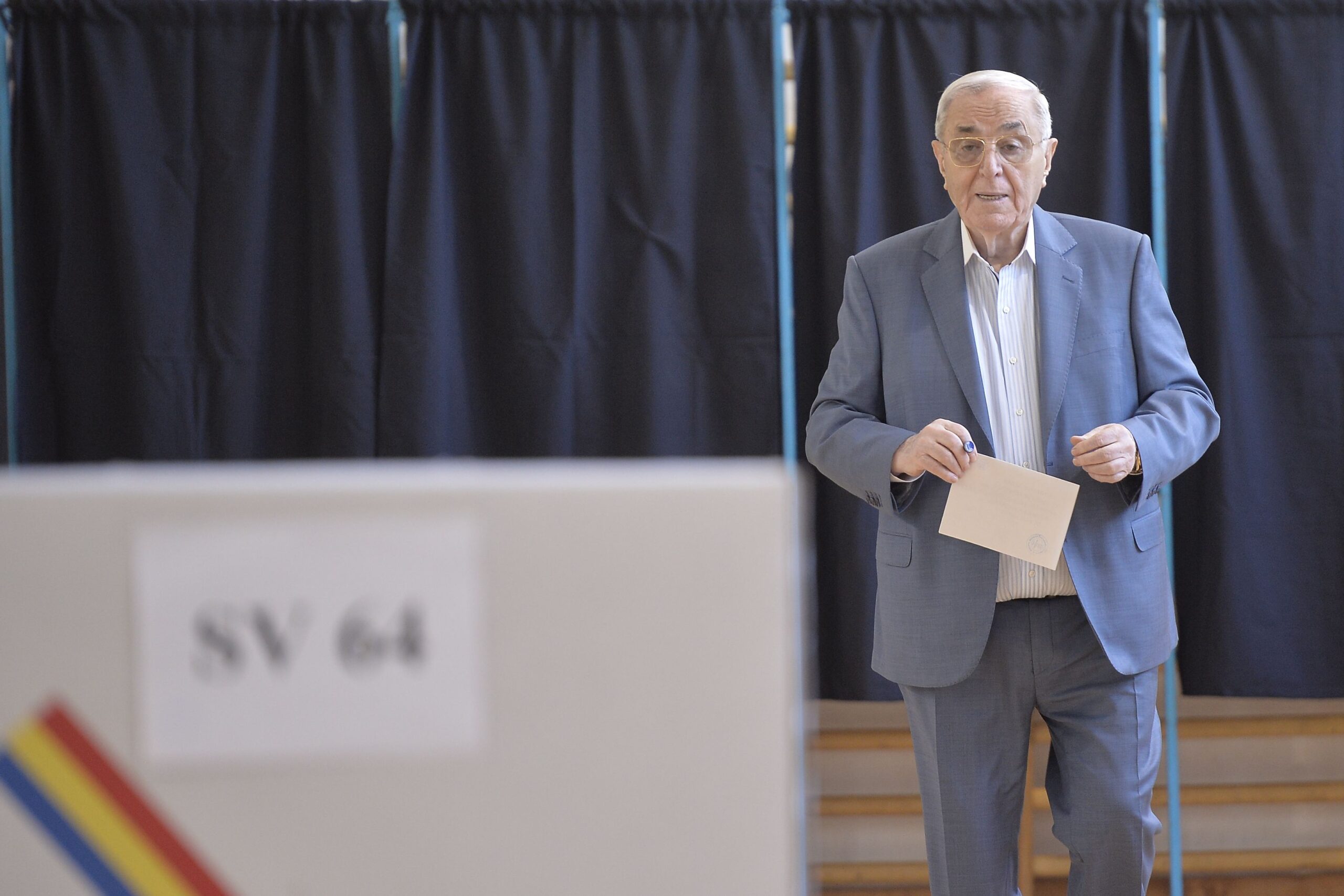 Viorel Paunescu voteaza la referendumul pentru redefiniriea familiei sambata, 6 octombrie 2018,  la sectia de votare nr. 64 din incinta Liceului Jean Monnet din Bucuresti. ANDREEA ALEXANDRU / MEDIAFAX FOTO