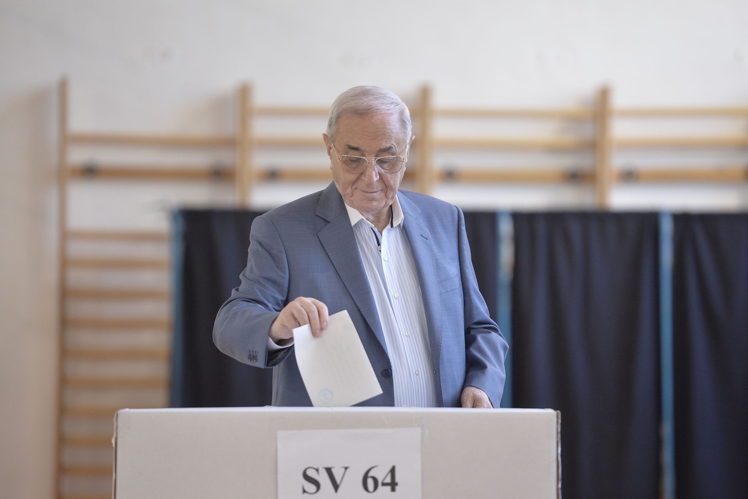 Viorel Paunescu voteaza la referendumul pentru redefiniriea familiei sambata, 6 octombrie 2018,  la sectia de votare nr. 64 din incinta Liceului Jean Monnet din Bucuresti. ANDREEA ALEXANDRU / MEDIAFAX FOTO