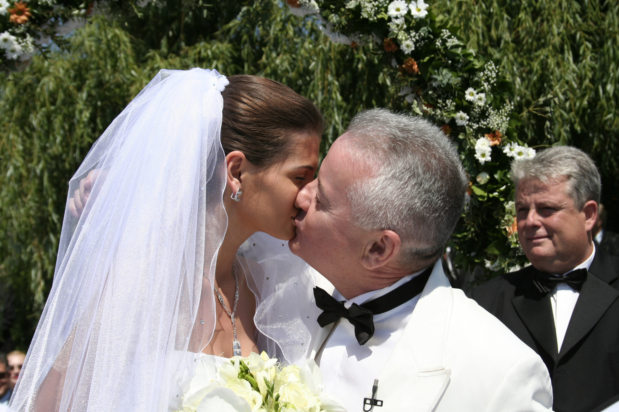 Monica Gabor se saruta cu Irinel Columbeanu, dupa ce au fost declarati sot si sotie, in Snagov, sambata, 22 iulie 2006. BOGDANA POPTOMAS / MEDIAFAX FOTO