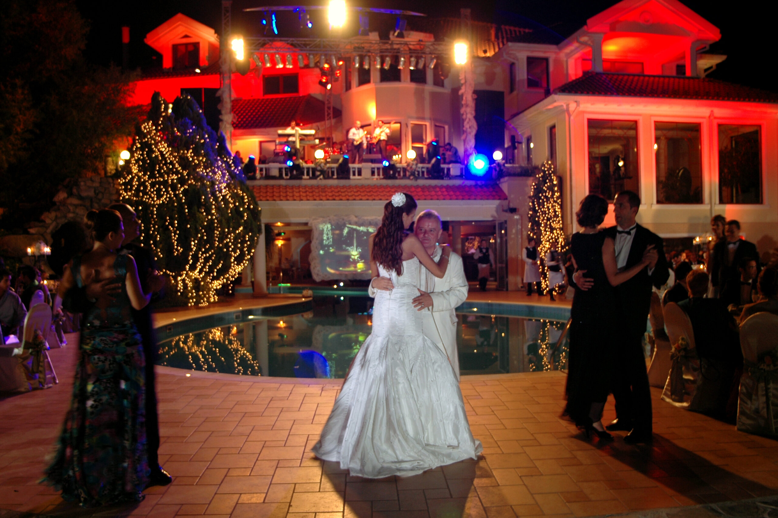 Monica si Irinel Columbeanu danseaza la nunta lor, sarbatorita pe malul lacului Snagov, sambata, in 22 iulie 2006. CARMEN NISTOR / MEDIAFAX FOTO