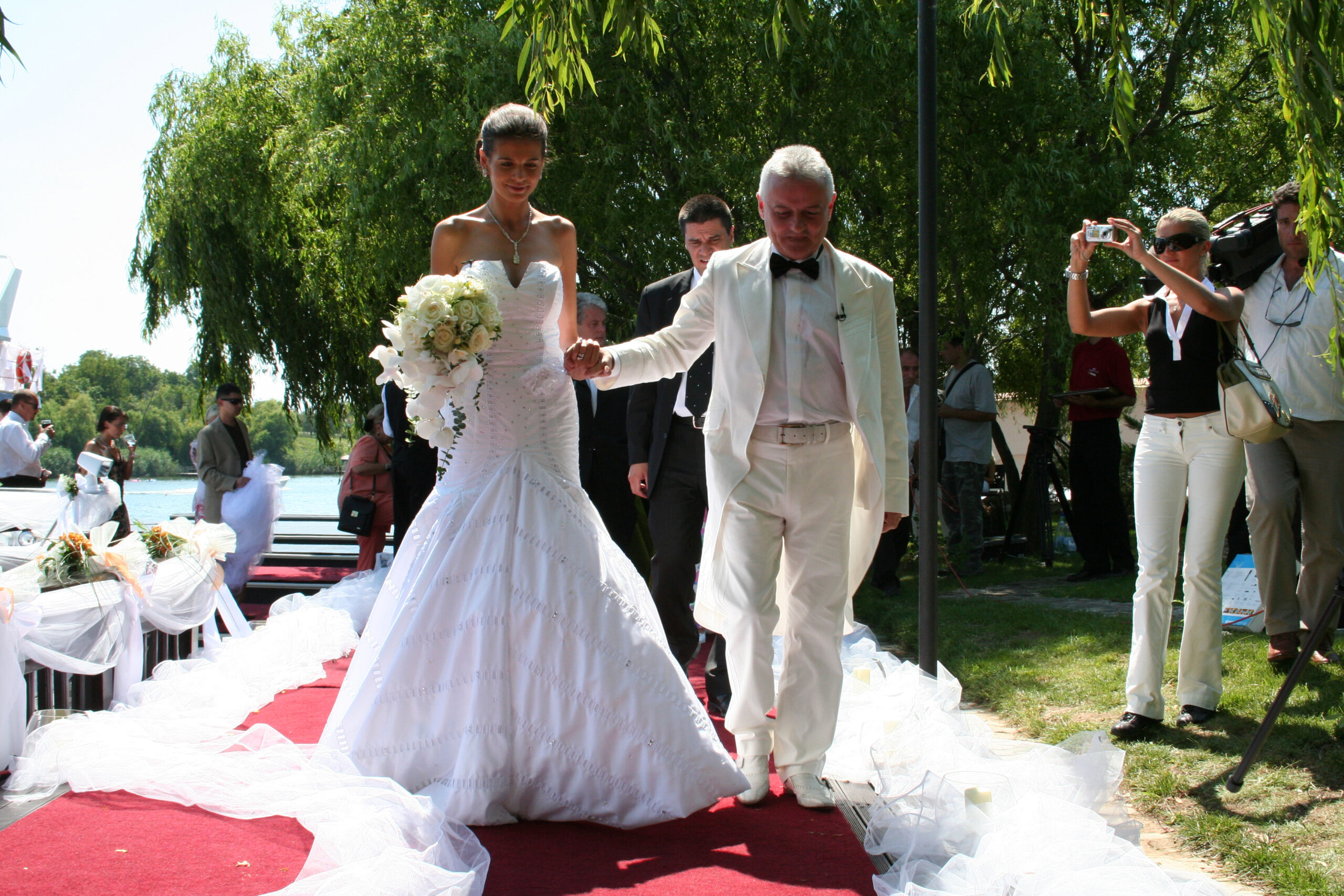 Fotomodelul Monica Gabor merge alaturi de viitorul ei sot, Irinel Columbeanu, inspre altar, in Snagov, sambata, 22 iulie 2006. BOGDANA POPTOMAS / MEDIAFAX FOTO