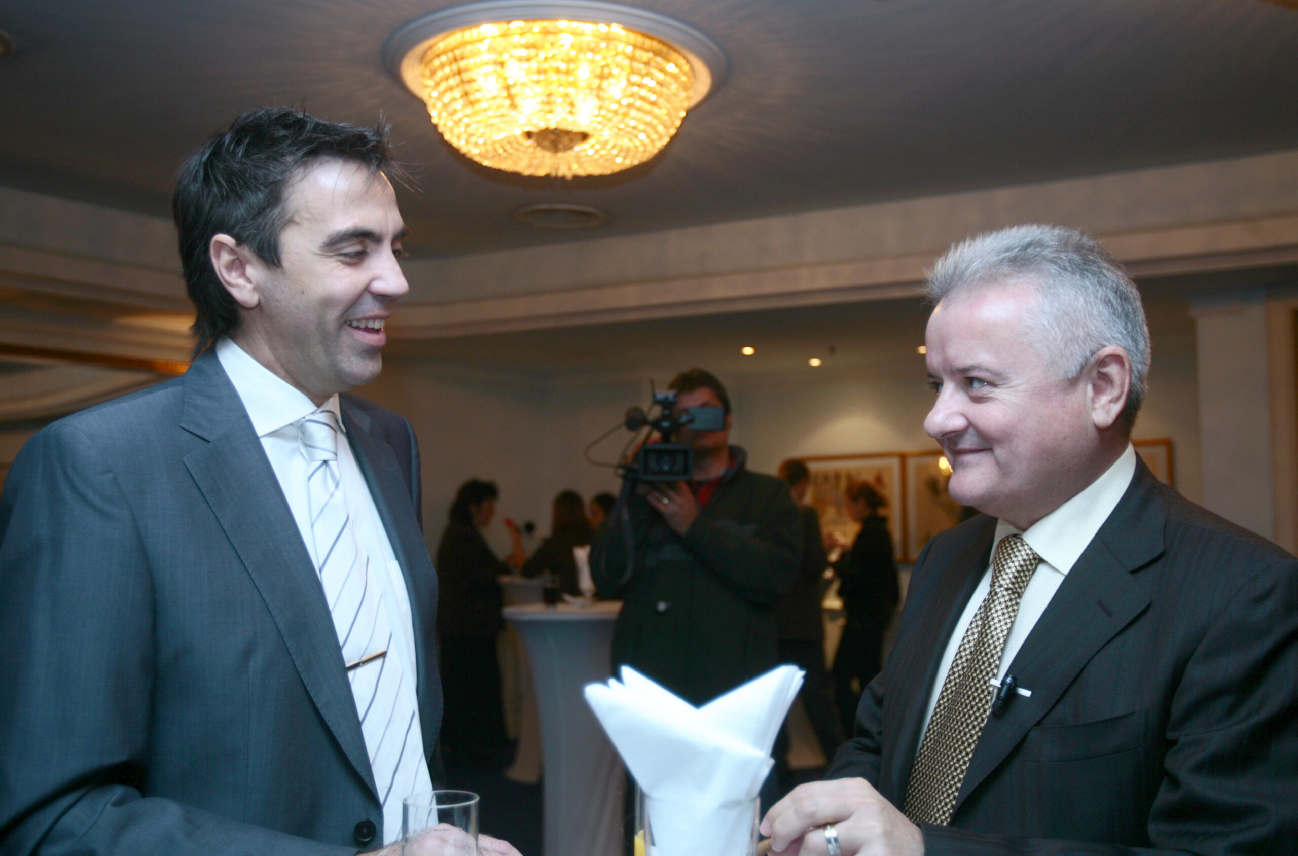 Directorul Eurolines, Dragos Anastasiu (S) discuta cu omul de afaceri, Irinel Columbeanu (D) dupa conferinta de presa organizata de revista Capital cu ocazia lansarii editiei a V-a a "Top 300 cei mai bogati romani", la Hotel Intecontinental, in Bucuresti, marti, 14 noiembrie 2006. ANDREEA BALAUREA / MEDIAFAX FOTO
