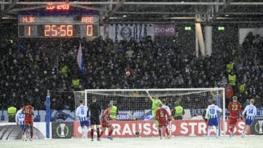 Momente uluitoare în Conference League! Meciul HJK Helsinki – Aberdeen a fost oprit pentru că fanii aruncau cu bulgări pe teren
