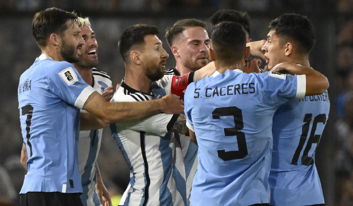 Lionel Messi a strâns de gât un adversar în Argentina - Uruguay