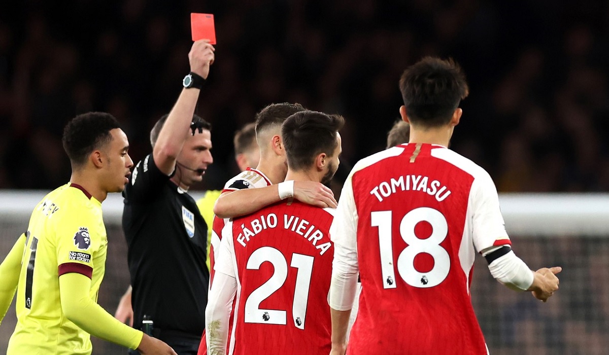 Michael Oliver îi arată cartonaşul roşu lui Fabio Vieira în meciul Arsenal - Burnley