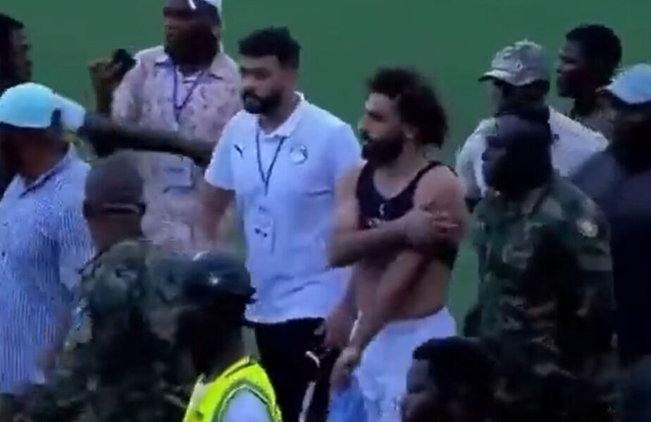 Imagini şocante cu Mohamed Salah în Sierra Leone! Starul lui Liverpool a avut nevoie de armată pentru a ieşi de pe teren
