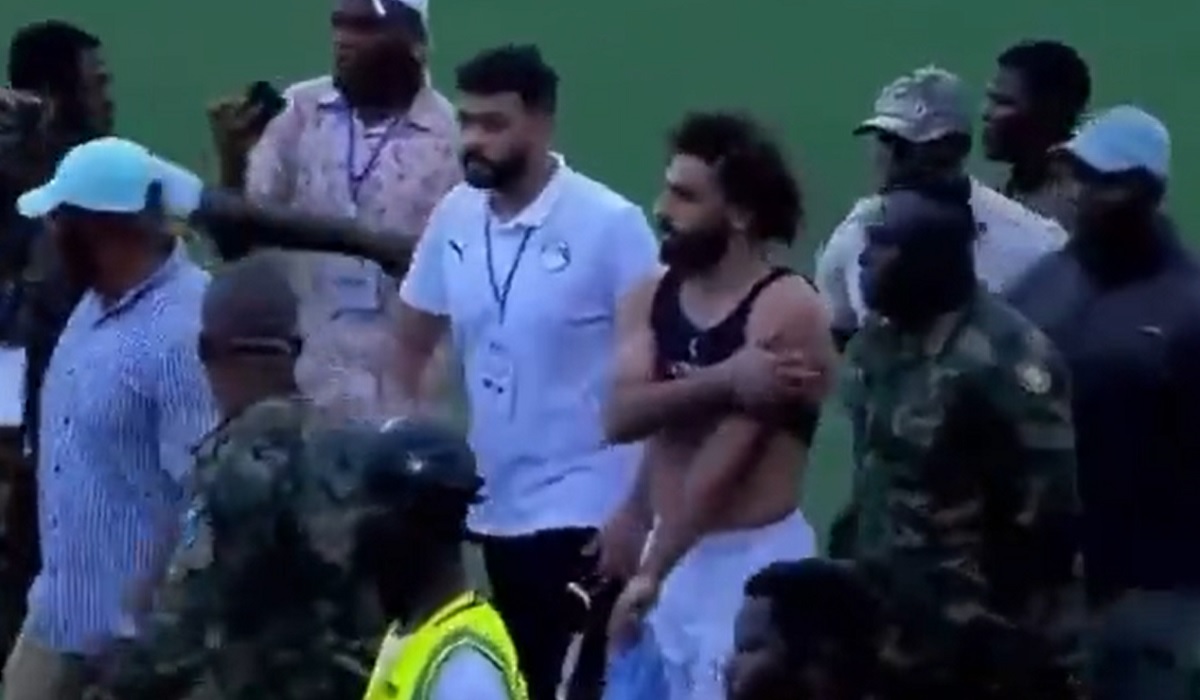 Imagini şocante cu Mohamed Salah în Sierra Leone! Starul lui Liverpool a avut nevoie de armată pentru a ieşi de pe teren
