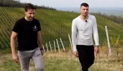 Milionarul român de 32 de ani care construieşte un castel în România a oferit ca primă un bolid de lux unui angajat