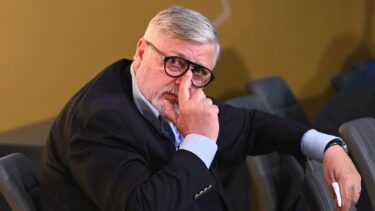 „Aţi auzit tâmpenii despre el? Combinaţii?” A spus totul despre românul care are un salariu de 33.000 de euro pe lună. Are acelaşi post din 2013