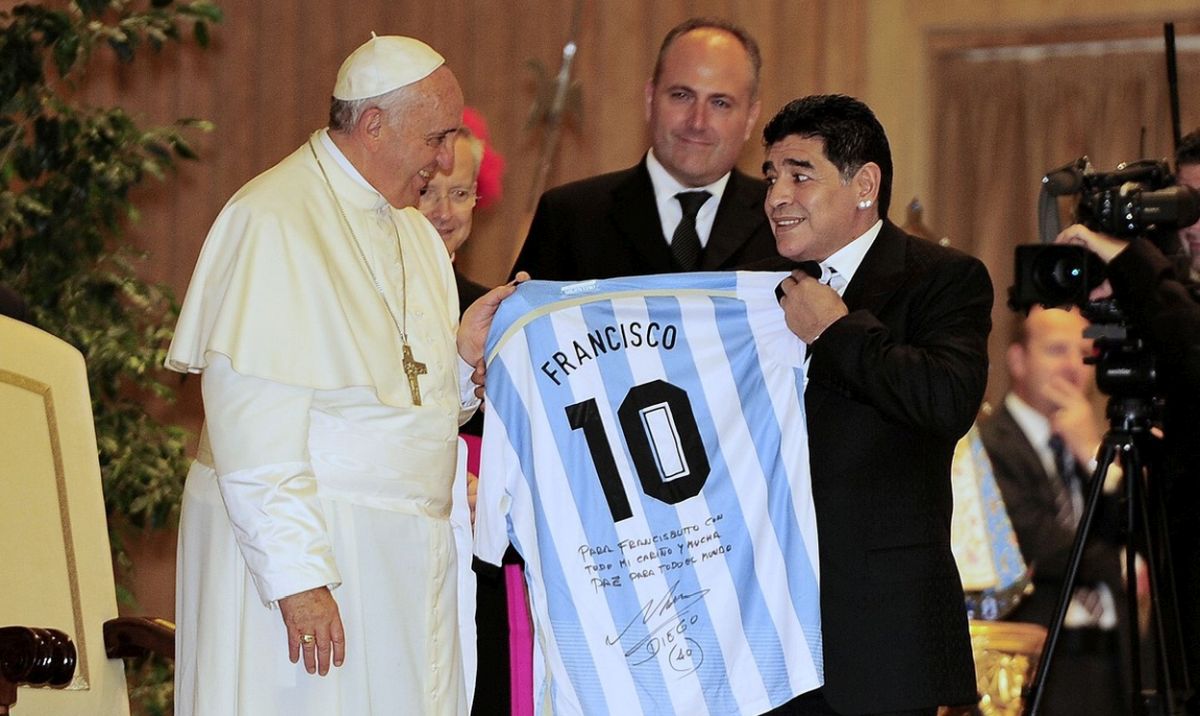Întrebat pe cine alege dintre Diego Maradona şi Lionel Messi, Papa Francisc a dat un răspuns la care nu se aştepta nimeni!
