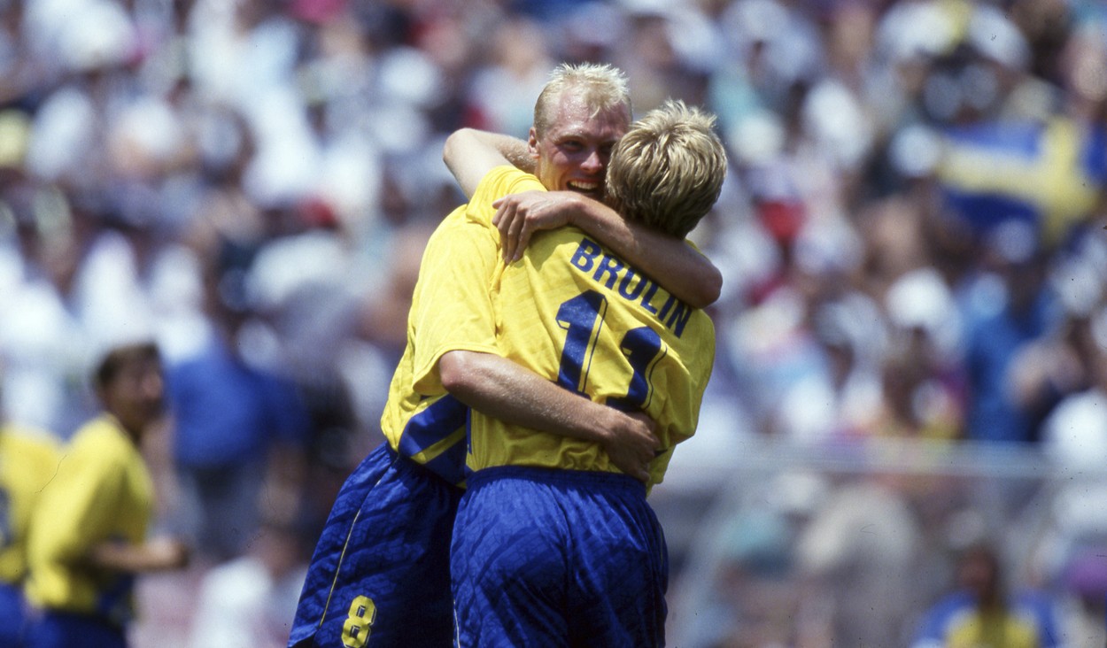 firo, 07/16/1994 archive picture, archive photo, archive, archive photos football, soccer, World Cup WORLD CUP 1994 USA Match for 3rd place: Sweden - Bulgaria 4:0 Klas Ingesson, half figure, jubilation, cheers, with , and , Tomas Brolin,Image: 749026662, License: Rights-managed, Restrictions: picture alliance / firo Sportphoto, Model Release: no