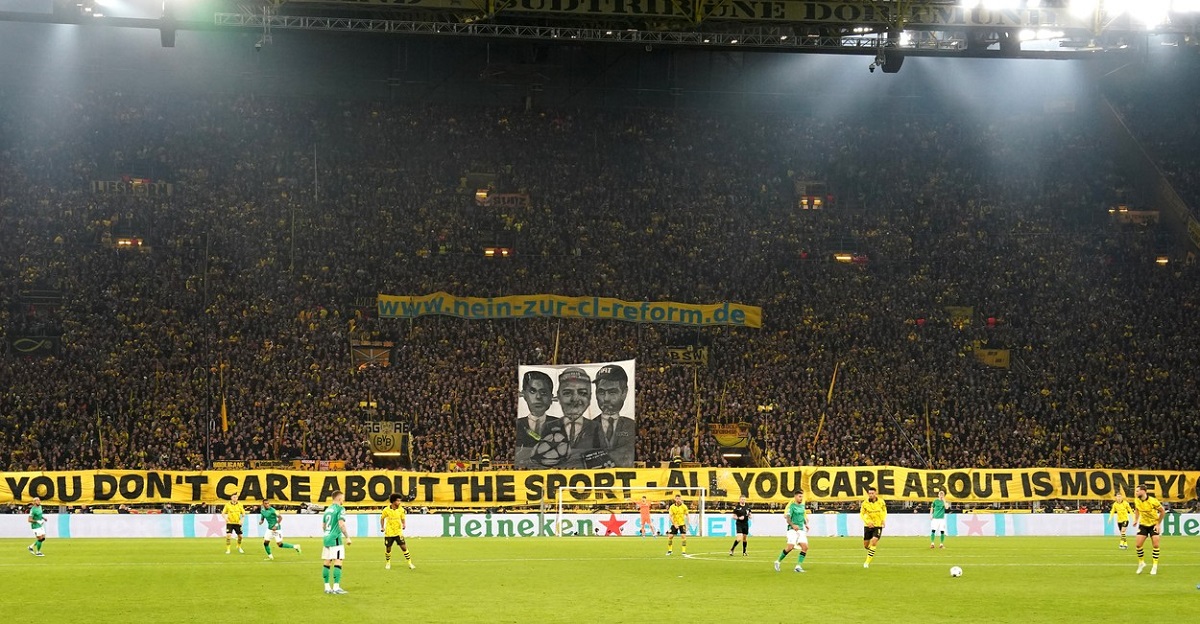 „Doar banii vă interesează!” Protest al fanilor Borussiei Dortmund, în meciul cu Newcastle. Cu ce au aruncat pe teren