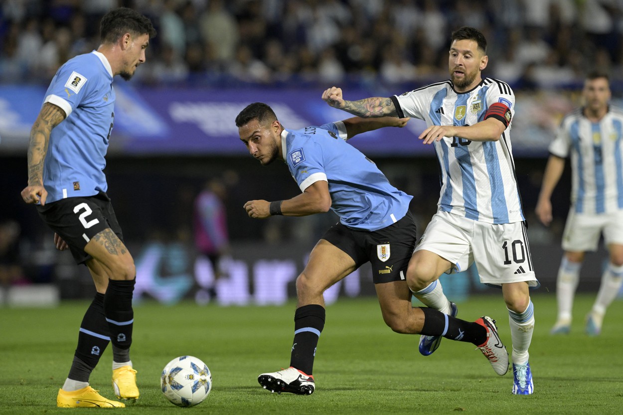 Uruguay's Damian Suarez (L) and Argentina's forward Lionel Messi (R) fight for the ball during the 2026 FIFA World Cup South American qualification football match between Argentina and Uruguay at La Bombonera stadium in Buenos Aires on November 16, 2023.,Image: 822536961, License: Rights-managed, Restrictions: , Model Release: no