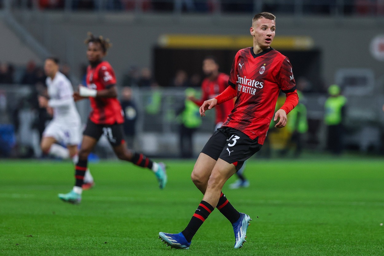 Francesco Camarda of AC Milan seen in action during Serie A 2023/24 football match between AC Milan and ACF Fiorentina at San Siro Stadium, Milan, Italy on November 25, 2023-/ ipa-agency.net - //IPAPRESSITALY_IPA_Agency_IPA41863618/Credit:/IPA/SIPA/2311261039,Image: 824381809, License: Rights-managed, Restrictions: , Model Release: no