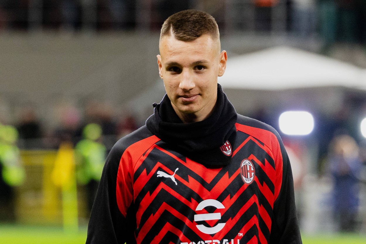 Francesco Camarda seen in action during the Serie A football match between AC Milan and ACF Fiorentina at Giuseppe Meazza Stadium. Final scores; Milan 1-0 Fiorentina. - Mairo Cinquetti / SOPA Images//SOPAIMAGES_SOPA018426/Credit:SOPA Images/SIPA/2311261056,Image: 824384103, License: Rights-managed, Restrictions: , Model Release: no